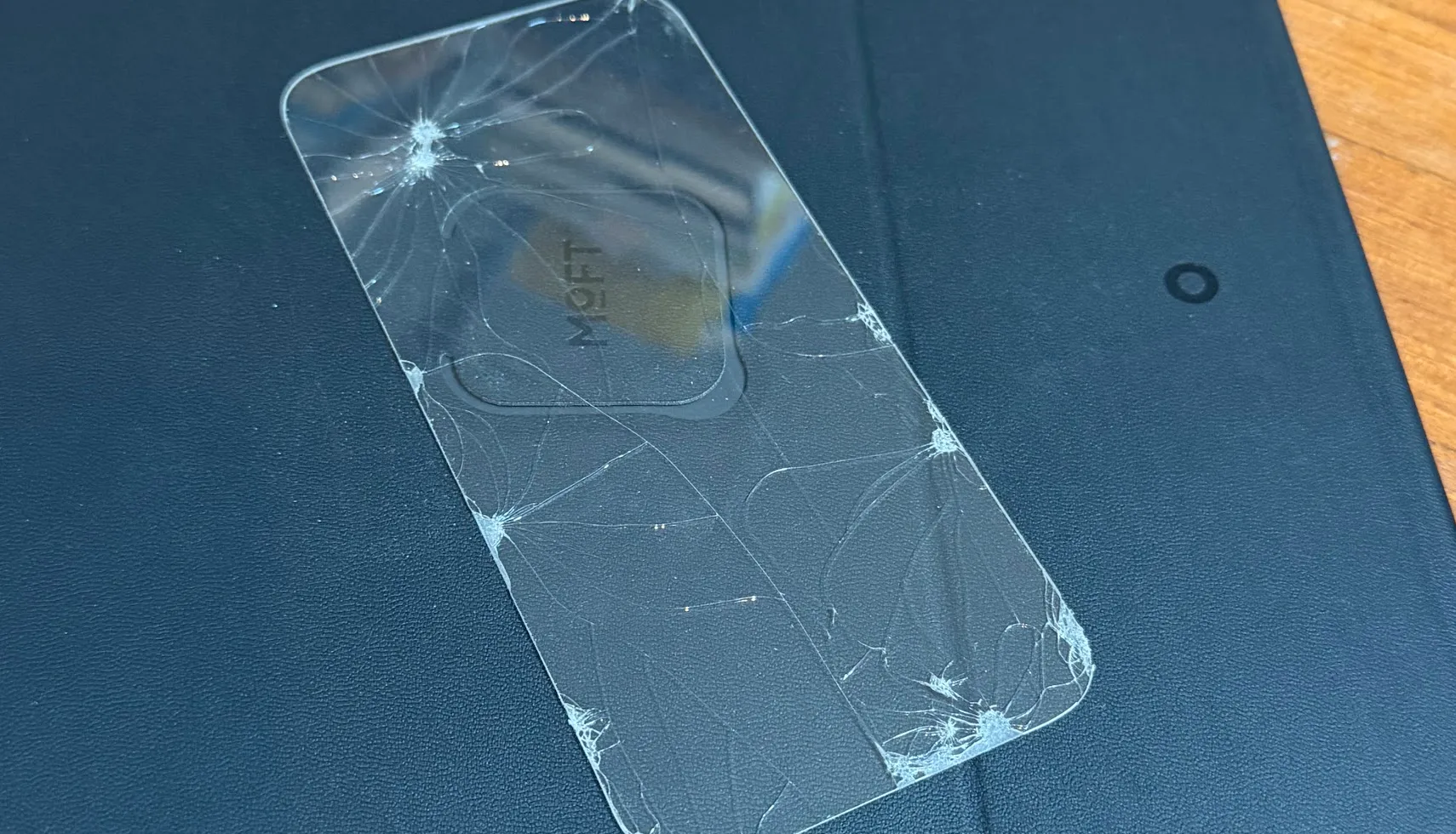 ひどく割れたが、おかげでiPhone自体は無事だった