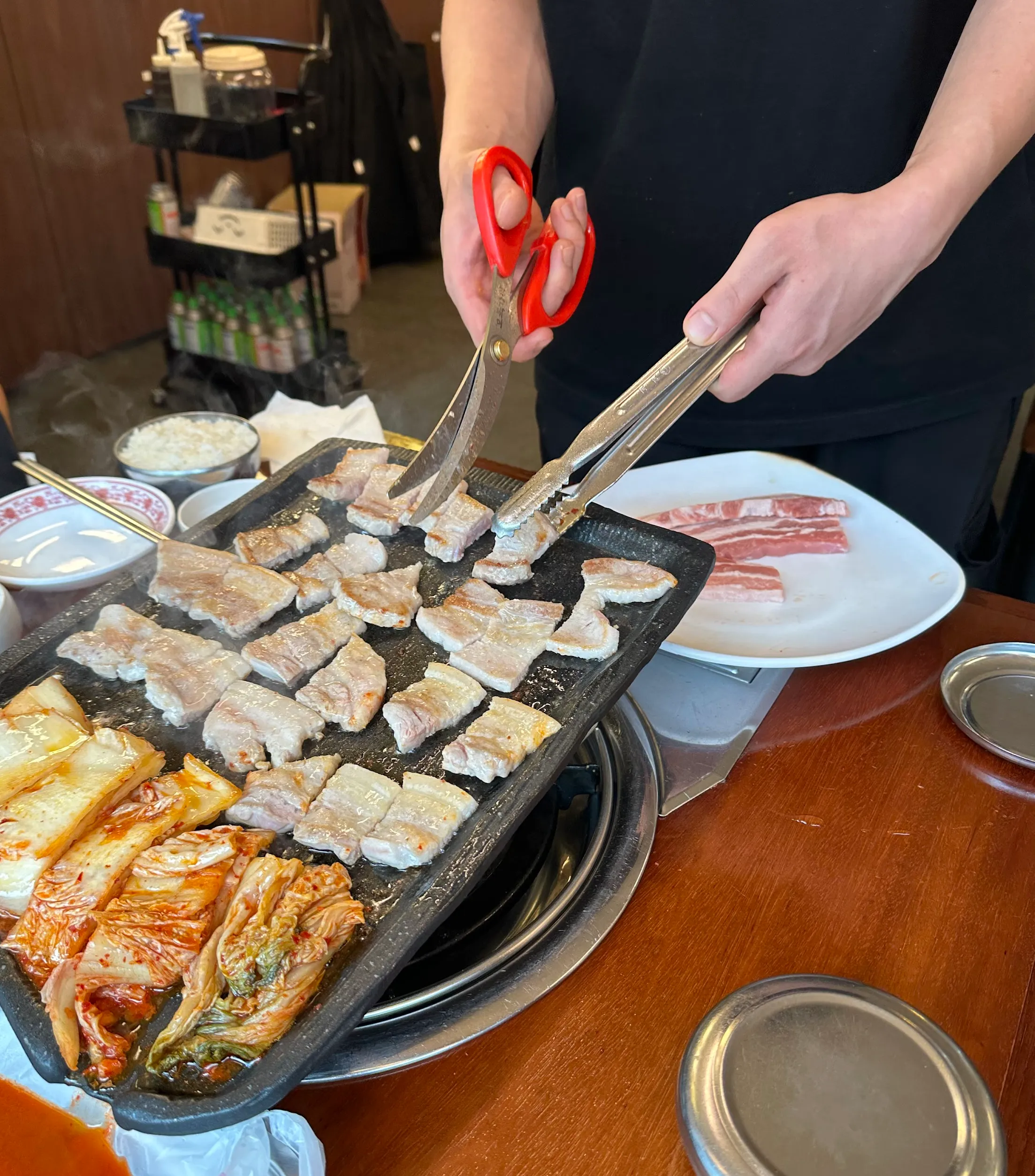 サムギョプサル。お店の人が作ってくれますよね